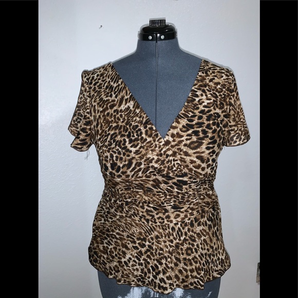 V-Neck Leopard print top - Picture 1 of 5